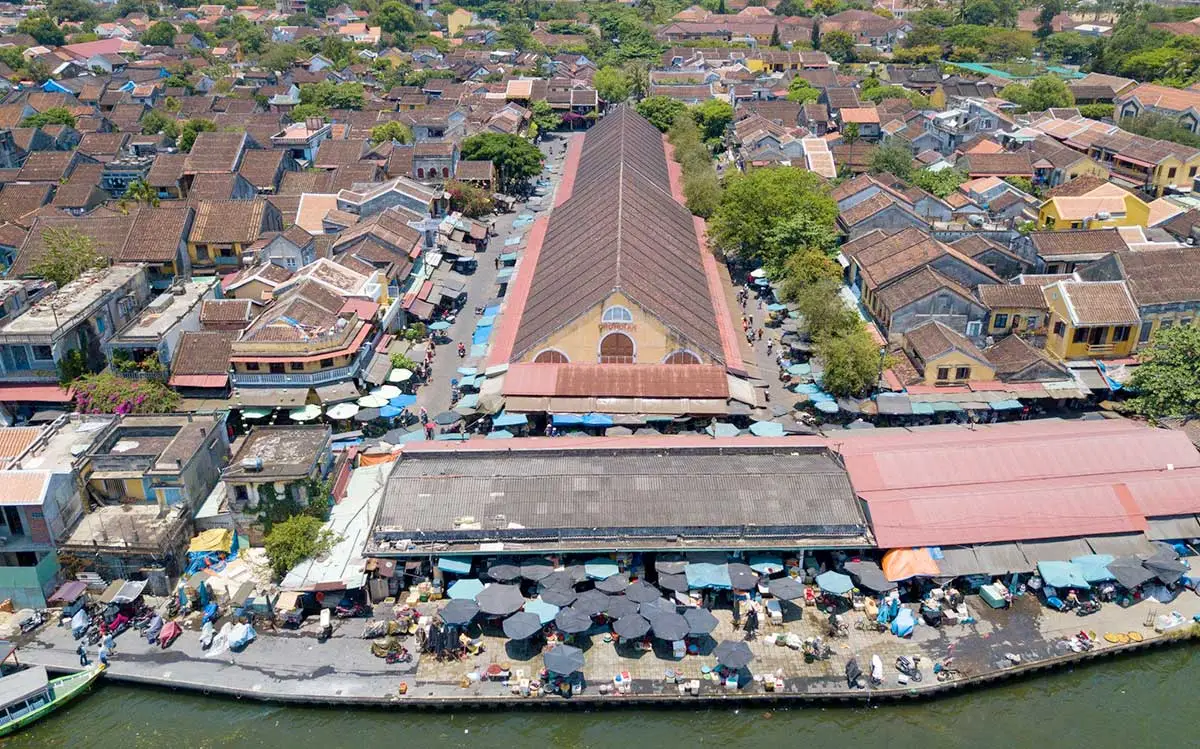 Visitors exploring Hoi An Market and discovering local food, fresh produce and traditional specialties.